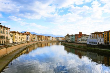Pisa görünümü. Arno Nehri boyunca binalar. İtalyan Simgesel Yapı, Tuscany