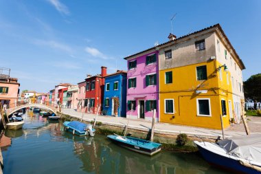 Renkli görünüm ev sahipliği yapmaktadır. Burano Adası, Venedik. Geleneksel İtalyan peyzaj.