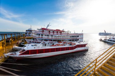 Manaus bağlantı noktasından, Brezilyalı eski şehir görüntüleyin. Tekne ve ulaşım. Brezilya