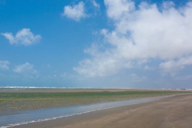 Lencois Maranhenses Ulusal Parkı, Brezilya 'dan beyaz kum tepeleri manzarası. Yağmur suyu gölü. Brezilya manzarası