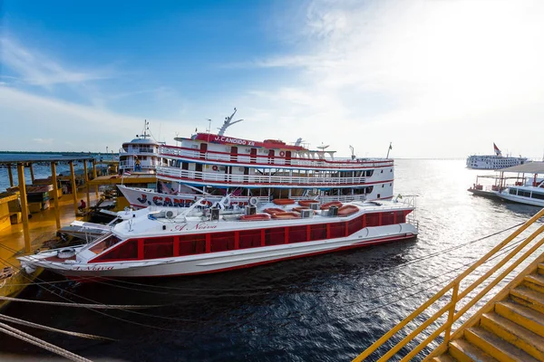 Manaus bağlantı noktasından, Brezilyalı eski şehir görüntüleyin. Tekne ve ulaşım. Brezilya