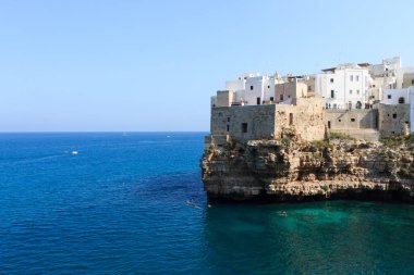 Polignano bir kısrak görüntüleyin, Apulia, İtalya. İtalyan panorama. Adriyatik Denizi uçurumlarda