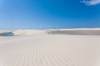 Lencois Maranhenses Ulusal Parkı, Brezilya 'dan beyaz kum tepeleri manzarası. Yağmur suyu gölü. Brezilya manzarası