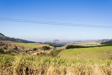 Bin Vadisi manzara hills. Yeşil tepeler panorama. Durban yakınındaki Güney Afrikalı Simgesel Yapı.