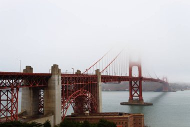 Golden Gate Köprüsü ile sis. Panorama San Francisco, Kaliforniya.