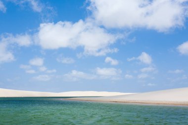 Lencois Maranhenses Ulusal Parkı, Brezilya 'dan beyaz kum tepeleri manzarası. Yağmur suyu gölü. Brezilya manzarası