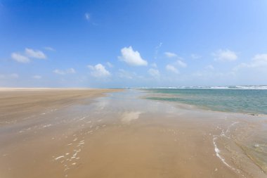 Lencois Maranhenses Ulusal Parkı, Brezilya 'dan beyaz kum tepeleri manzarası. Yağmur suyu gölü. Brezilya manzarası