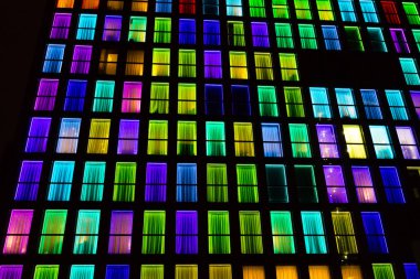 Renkli windows doku. Windows tarafından neon ışıkları arka plan aydınlatılmış.