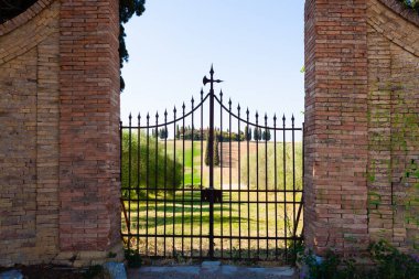 Giriş kapısı Toskana dağlı kapatın. Filmler Simgesel Yapı