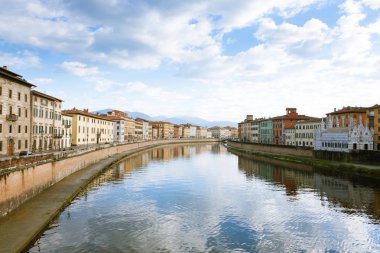 Pisa görünümü. Arno Nehri boyunca binalar. İtalyan Simgesel Yapı, Tuscany