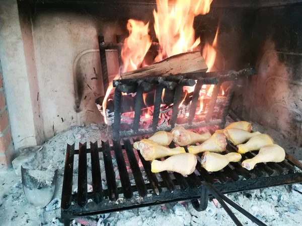 暖炉で焼かれた肉 — ストック写真