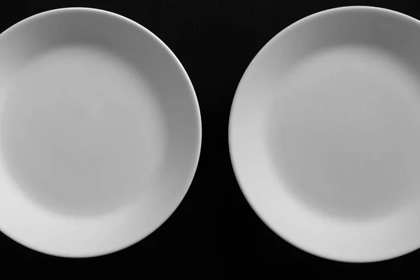 Siyah Ahşap Masada Boş Beyaz Tabaklar Mutfak Aletleri Kapatın — Stok fotoğraf