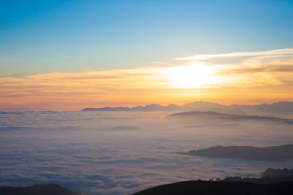 イタリアアルプスからの日没時の山のシルエット 雲の背景 — ストック写真