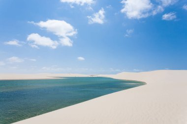 Lencois Maranhenses Ulusal Parkı, Brezilya 'dan beyaz kum tepeleri manzarası. Yağmur suyu gölü. Brezilya manzarası