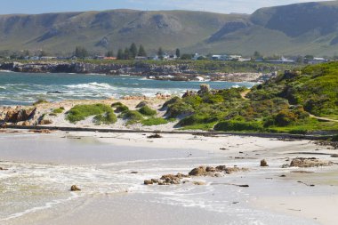 Hermanus plaj manzarası, Güney Afrika. Ünlü balina izlerken noktası. Afrika Simgesel Yapı