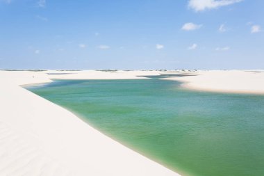 Lencois Maranhenses Ulusal Parkı, Brezilya 'dan beyaz kum tepeleri manzarası. Yağmur suyu gölü. Brezilya manzarası