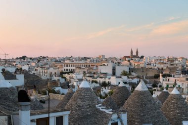 Güney İtalya 'da Alberobello' nun trulli çatıları ve terasları olan manzarası. Ünlü İtalyan simgesi. Tipik köy.