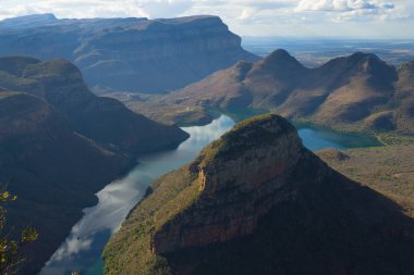Göl kenarında üç Rondavels, Blyde River Canyon, Güney Afrika. Ünlü dönüm noktası. Afrika panorama