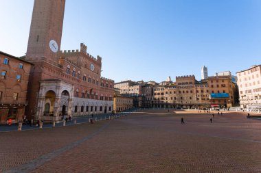 Gün görünümü Campo Meydanı (Piazza del Campo), Siena Palazzo Pubblico ve Mangia Kulesi (Torre del Mangia) Siena, Toskana, İtalya.