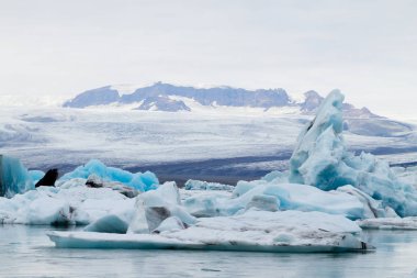 Jokulsarlon Buzul Gölü, İzlanda. Suda yüzen buzdağları. İzlanda manzarası