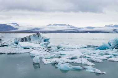Jokulsarlon Buzul Gölü, İzlanda. Suda yüzen buzdağları. İzlanda manzarası