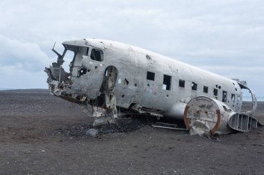 Solheimasandur uçak enkazı görüntüsü. Güney İzlanda simgesi. Sahilde terk edilmiş bir uçak.