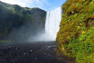Skogafoss yaz sezonunda İzlanda 'ya düşer. İzlanda manzarası.