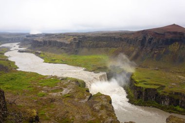 Hafragilsfoss yaz sezonu görünümünde, İzlanda düşüyor. İzlanda manzara.