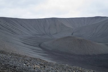 Hverfell Caldera yanardağ tepesi manzarası. Hverfjall, İzlanda simgesi