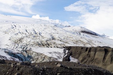 İzlanda 'nın Kverfjoll bölgesi yakınlarındaki Vatnajokull buzulu. Kverkfjoll Dağı