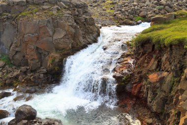 İzlanda manzarası. Rjukandafoss şelalesi yakın, İzlanda dağ manzarası