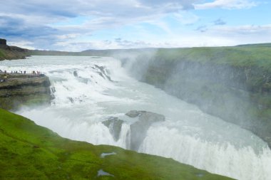 Gullfoss yaz sezonunda İzlanda 'ya düşer. İzlanda manzarası.