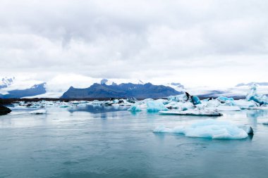 Jokulsarlon Buzul Gölü, İzlanda. Suda yüzen buzdağları. İzlanda manzarası