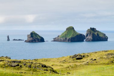 Westman Adaları plaj manzaralı ve arka planda Smaeyjar adaları var. İzlanda manzarası. Vestmannaeyjar
