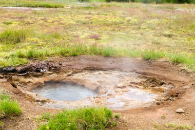 Strokkur jeotermal alanı. Kaplıca manzaralı. Geysir gayzer, İzlanda
