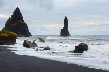 Reynisfjara lav plaj manzarası, güney İzlanda manzarası. Vik siyah plajı