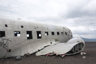 Solheimasandur uçak enkazı görüntüsü. Güney İzlanda simgesi. Sahilde terk edilmiş bir uçak.