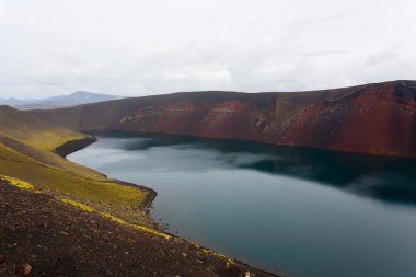 İzlanda 'nın Landmannalaugar bölgesinde volkanik krater. Renkli dağlar