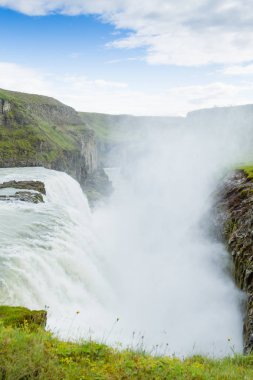 Gullfoss yaz sezonunda İzlanda 'ya düşer. İzlanda manzarası.