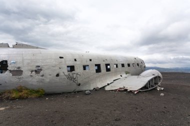 Solheimasandur uçak enkazı görüntüsü. Güney İzlanda simgesi. Sahilde terk edilmiş bir uçak.