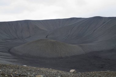 Hverfell Caldera yanardağ tepesi manzarası. Hverfjall, İzlanda simgesi