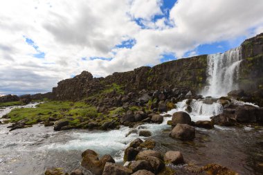Oxarfoss şelalesi yaz günü manzarası, Thingvellir, İzlanda. İzlanda Şelalesi