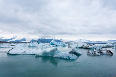 Jokulsarlon Buzul Gölü, İzlanda. Suda yüzen buzdağları. İzlanda manzarası