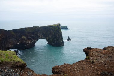Reynisfjara lav plaj manzarası, güney İzlanda manzarası. Vik siyah plajı