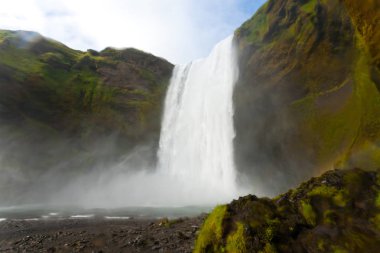 Skogafoss yaz sezonunda İzlanda 'ya düşer. İzlanda manzarası.