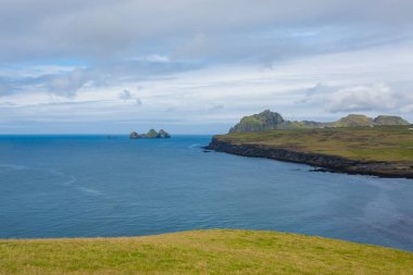 Westman Adaları plaj manzarası ve arka planda takımada adası. İzlanda manzarası. Vestmannaeyjar.