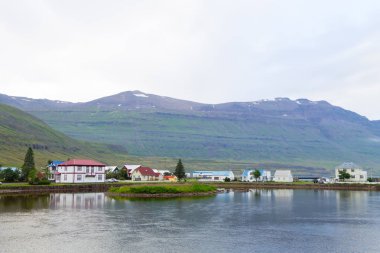 Seydisfjordur dekore edilmiş şehir evi yakın, İzlanda dönüm noktası. İzlanda manzara