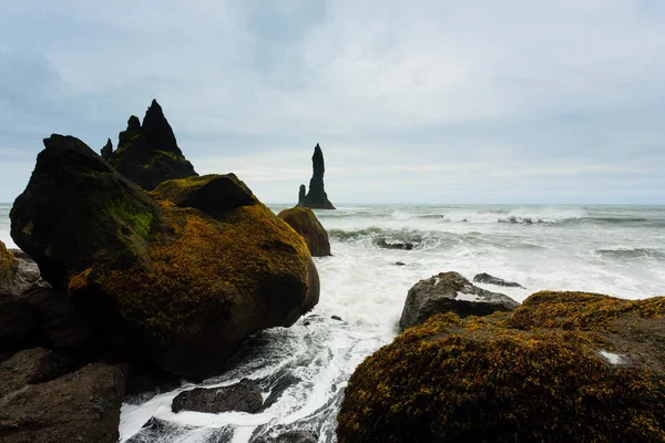Widok Plażę Reynisfjara Krajobraz Południowej Islandii Czarna Plaża Vik — Zdjęcie stockowe