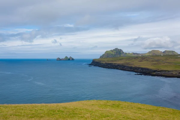 Westmanöarna Strandutsikt Med Skärgårdsö Bakgrunden Island Landskap Vestmannaeyjar — Stockfoto