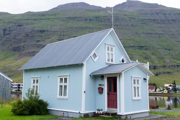 セイジスフィヨルズゥル市は アイスランドのランドマーク すぐ家を装飾されています アイスランドの風景 ロイヤリティフリーのストック写真